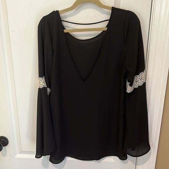 2tee Couture black blouse with lace and flowy sleeve - Picture 3 of 5
